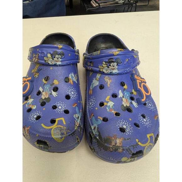 Walt Disney World 50th Anniversary Mickey And Friends Crocs Size M5/W7 Blue - Picture 1 of 7